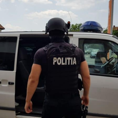 Operațiune de amploare a Poliției: Peste 80 de percheziții în toată țara la suspectați de infracțiuni economice. 15 acțiuni coordonate de Poliție și Ministerul Public pentru combaterea infracțiunilor. IGPR: "Acțiunile urmează să aducă în fața justiției persoanele implicate în evaziune fiscală, contrabandă și alte infracțiuni economice. 86 de percheziții și cercetări penale pentru recuperarea prejudiciilor și confiscarea bunurilor obținute ilegal.