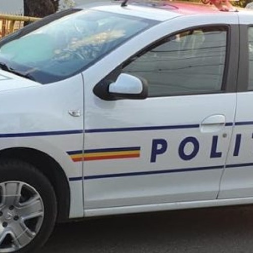 Femeie decedată în curtea casei din Râșca, în fața fiului său. Bătrâna de 76 de ani a suferit un stop cardiac. Polițiștii investighează cazul.