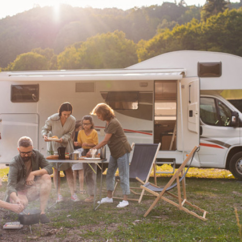 Un bărbat din Suceava a plătit peste 11.000 de euro pentru o rulotă de vacanță, care nu există în realitate. Avertismentul polițiștilor