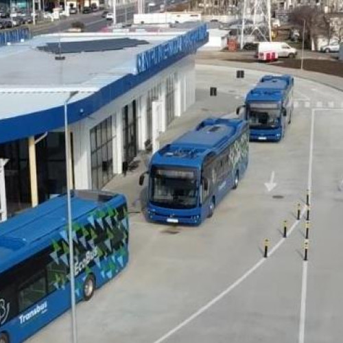 Buzău: Centru Intermodal de Transport cu Sistem Park-and-Ride pentru Autobuze Electrice Inaugurat cu Fonduri Europene. Cetățenii pot utiliza autobuzele electrice pentru transportul în comun.