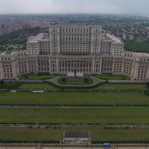 Angajaţii din Parlament protestează împotriva majorării salariale de 10% decisă de guvern