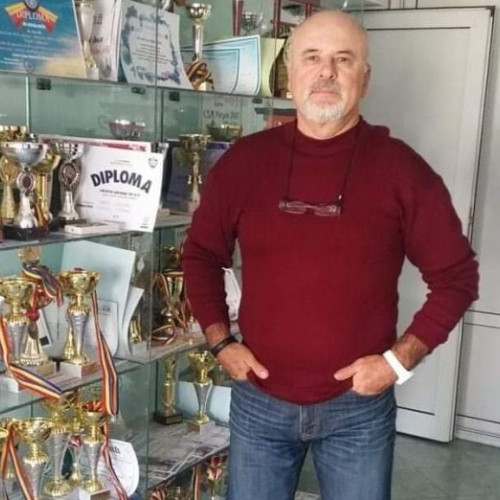 Fostul fotbalist și arbitru Ovidiu Rusu va fi înmormântat în orașul natal Tecuci, după serviiciul religios de miercuri dimineață. Slujba de înmormântare va avea loc la Biserica "Sfântul Gheorghe" Nord din Focșani, iar cei care doresc să-și ia rămas bun îl pot face până în această dimineață. Ovidiu Rusu, fostul președinte al Comisiei de Disciplină a AJF Vrancea, s-a stins din viață la vârsta de 66 de ani. Drum bun, Ovidiu Rusu!