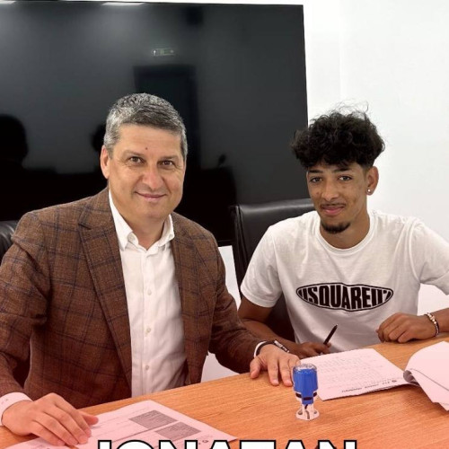 Un tânăr fotbalist talentat semnează primul său contract de jucător profesionist la Chindia Târgoviște.