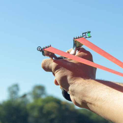 Octogenar arestat pentru terorizarea vecinilor cu o praștie timp de un deceniu