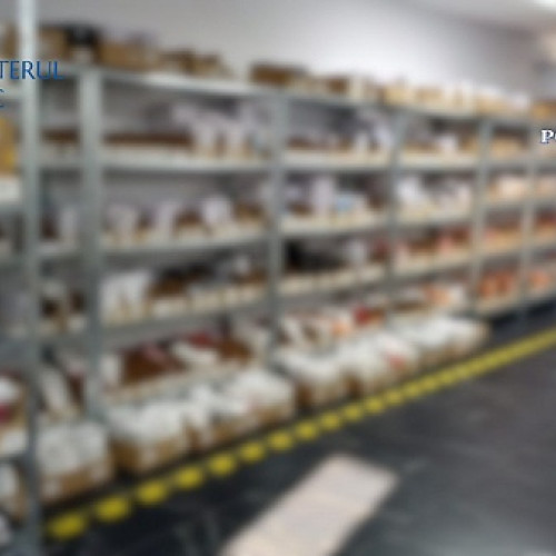 Administratorul unei societăți din Satu Mare, suspectat de vânzarea de componente contrafăcute pentru telefoane mobile, reținut de polițiști