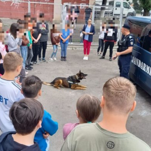 Jandarmii Botoșăneni alături de câinele Pih pentru siguranța elevilor