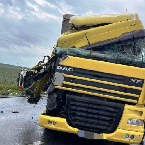 ACCIDENT RUTIER GRAV la Cotești! Doi șoferi implicați în impactul produs de două TIR-uri. Unul a rămas încarcerat, ajuns la spital prin intervenția pompierilor.