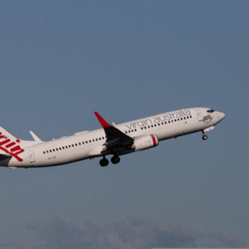 Alertă la bordul unui avion după ce un bărbat s-a dezbrăcat și a creat haos în timpul zborului, un însoțitor de zbor fiind îmbrâncit