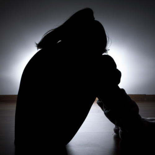 O fetiță de 13 ani din Caracal, șantajată și violată de un vecin de 50 de ani, arestat pentru infracțiunile sale. Reținut timp de 24 de ore pentru viol și șantaj asupra minorului.