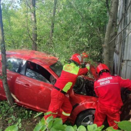 Accident rutier grav în zona Termica din Suceava: Tânăr de 19 ani scăpat de sub control mașinii, în urma impactului cu un gard