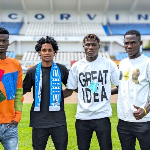 Clubul Corvinul Hunedoara aduce patru fotbaliști nigerieni mladi și promiși la echipa. Goodnews Ibuchi Chukwu (mișlocas de banda), Odejobi Toheeb Babatunde (fundas central), Jimmy King Otega (atacant) și Taiye Abolaji Rasaq (mișlocas defensiv) semnează contracte pe 4 ani cu Corvinul. Tinerii fotbaliști, aduși din Nigeria, vor aduce putere și viteze pe teren și au primit un program special de pregatire. Iată cum a avut loc selecția în această primă experiență europeană!