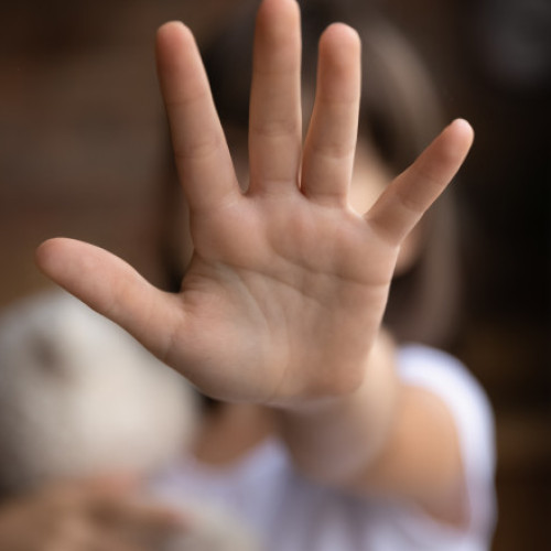 Controversia din Prahova: Barbat acuzat de viol repetat, pus sub control judiciar. Agresorul, prieten apropiat al familiei, suspectat de violarea unei fetite.