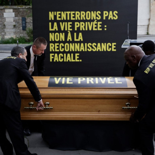 Amnesty International a îngropat simbolic ”viaţa privată”, ca protest faţă de folosirea supravegherii video cu AI la JO de la Paris