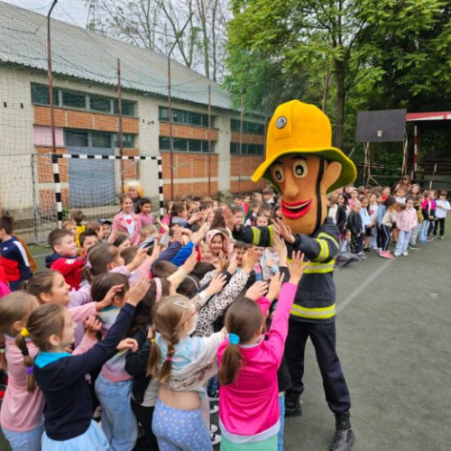 Elevii din Botoșani, învățați cum să-și protejeze viața în întâlnirea cu pompierii în cadrul programului "PLAYFEST