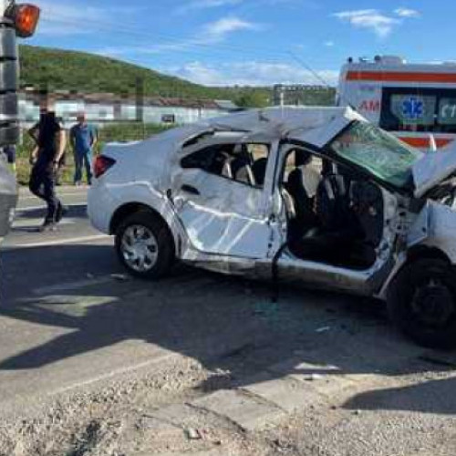 Accident grav în Alba: Un bărbat resuscitat și doi transportați la spital după impactul unei mașini cu un TIR pe DN 1 C
