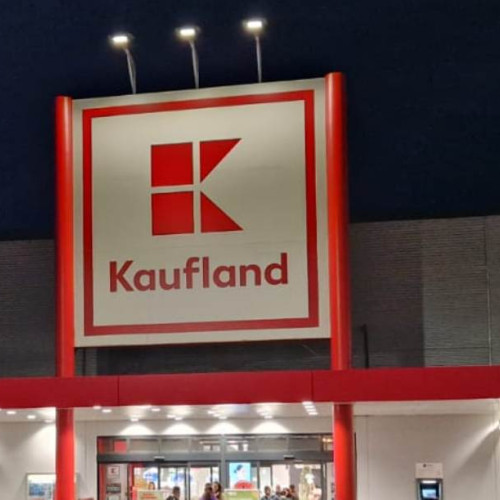 Un angajat a uitat telefonul în baia magazinului Kaufland din Alba Iulia, iar polițiștii nu au putut găsi făptașul. Judecătorii au închis dosarul cu prejudiciul de 703 lei.