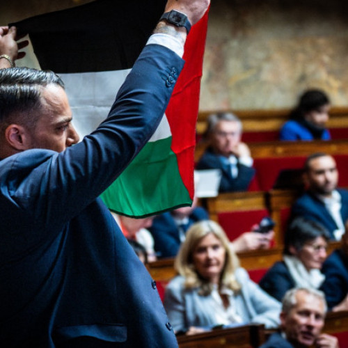 Stirile: "Scandal în Parlamentul Franței: Ședința suspendată pentru afișarea unui steag palestinian de către un deputat extrem stânga