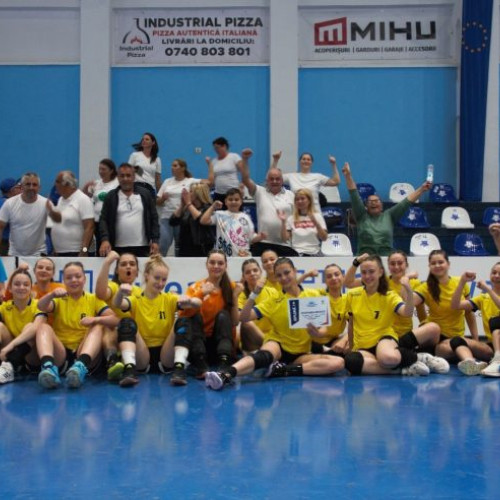 Echipa de handbal feminin junioare 3 Prosport Focșani, în finala Campionatului Național Speranță, după o victorie cu 18-15 împotriva lui LPS Suceava. Giulia Alban, jucătoarea meciului. Mulțumiri pentru sprijinul suporterilor și pentru dorința îndeplinită după 30 de ani.