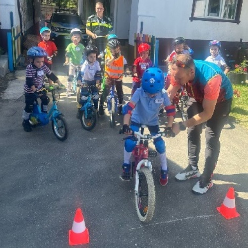 Educația rutieră a copiilor în prim-plan la Grădinița cu Program Prelungit nr. 8 din Sighetu Marmației. Polițiștii implicați într-un Concurs Județean de biciclete și activități preventive