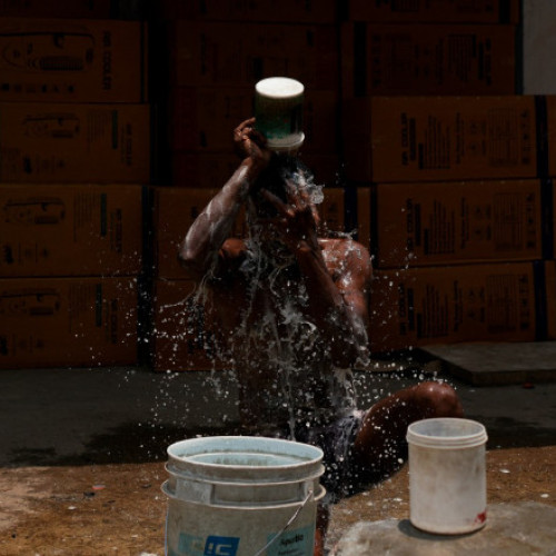 Galerie Foto Temperatură record de 49,9 grade Celsius în India. Oamenii primesc apă doar 15-20 de minute pe zi