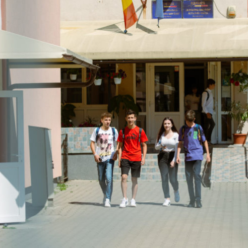 Elevii de clasa a VI-a au susținut astăzi proba a doua a evaluării naționale la Limbă și Comunicare și Matematică - Științe în județul Mureș