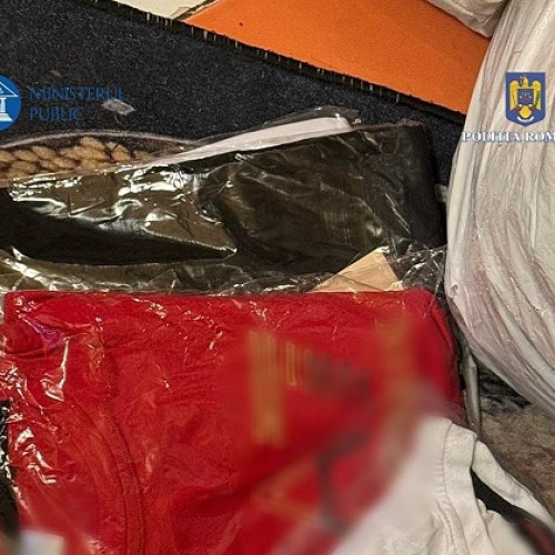 Bucureșteni suspectați că ar fi vândut haine fake cu branduri cunoscute online, percheziționați de polițiști din București și Satu Mare