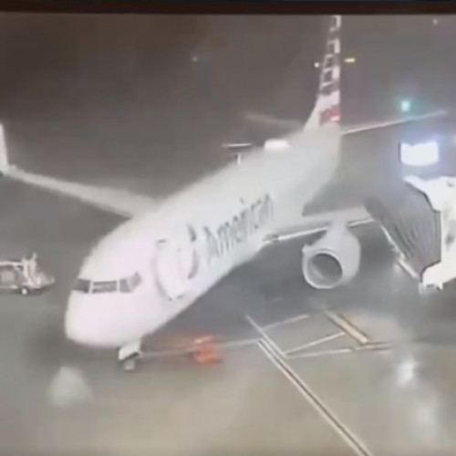 VIDEO - Un avion Boeing a fost luat de vânt în timpul îmbarcării la Aeroportul Internaţional Fort Worth, în Texas
