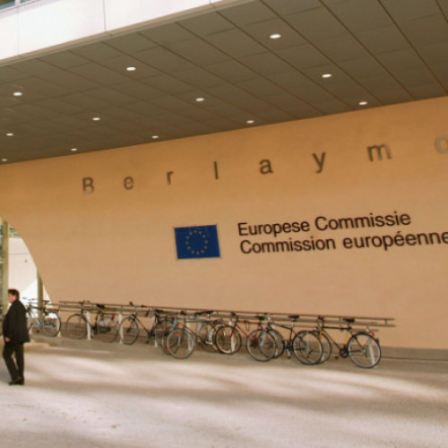 Comisia Europeană renunţă la procedura judiciară împotriva Poloniei privind statul de drept