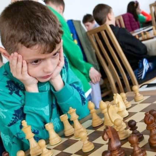 Șah la Deva: Trofeul Cetății pentru copii și juniori de la Clubul de Șah din Deva. Anunțarea organizării unei noi ediții importante cu participare națională alături de sportivi din întreaga țară. Competiții organizate în timp de două zile pe data de 1 și 2 iunie în sala de sport a Colegiului Național Decebal Deva. Turneu A (Open general de șah rapid cu 10 minute per mutare, între șapte runde) și Turneul B (Open pentru copii sub 12 ani la șah rapid cu 10 minute per mutare, între șapte runde). Turneul C asigură participarea copiilor sub 12 ani la Open Ș