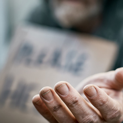 Cerșetor din Sibiu reținut pentru dare de mită unui polițist. A cerut șpagă și să fie dus acasă cu mașina de poliție