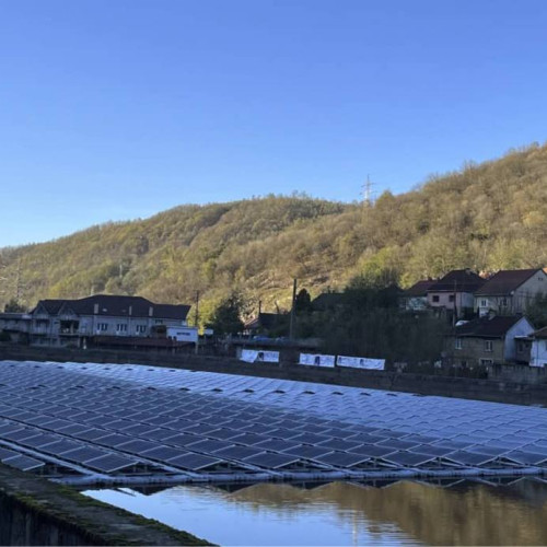 Prima centrală fotovoltaică plutitoare din România, în județul Caraș-Severin