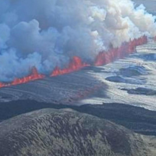 Un vulcan din Islanda a provocat cea de-a cincea erupție în șase luni. Imagini spectaculoase arată cum un jet de lavă s-a aruncat la înălțimi de până la 50 de metri. Autoritățile avertizează că mai multe erupții ar putea avea loc în apropierea capitalei Reykjavik.