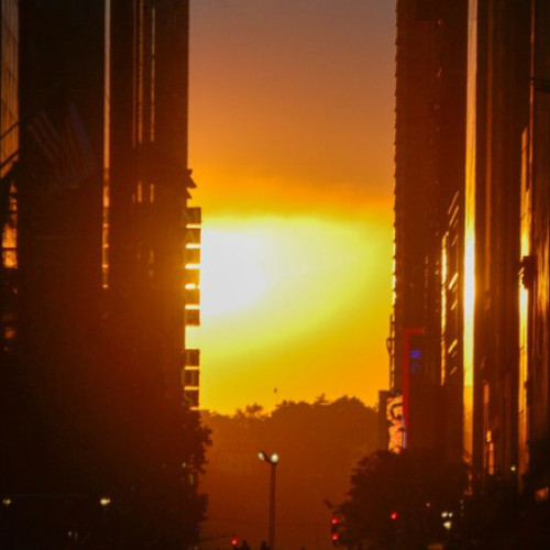 Multime de new-yorkezi strabate strazile din Manhattan pentru a admira apusul 'Manhattanhenge
