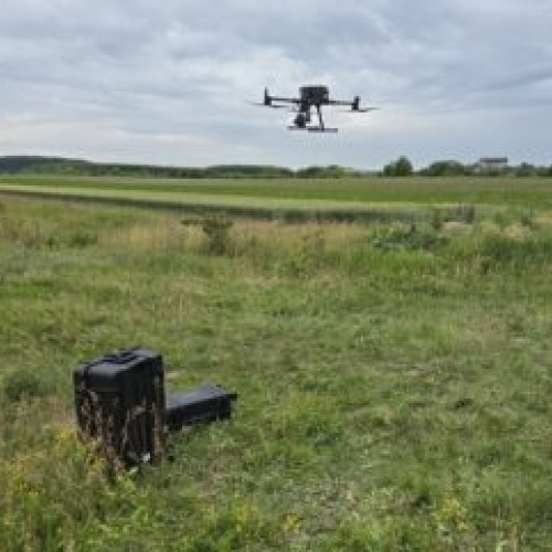 Garda de Mediu își folosește dronele pentru a găsi poluatorii în timp util. Comisarii sunt instruiți la Brașov. Modele cu termoviziune și monitorizare, cumpărate de supervision, vor putea localiza gropile ilegale și arderea deșeurilor. Garda Națională de Mediu a realizat achiziția pentru a identifica mai eficient agenții care compromit mediul. Hai și tu să devii parte a comunității noastre de cititori de pe pagina de Facebook printr-un Like!