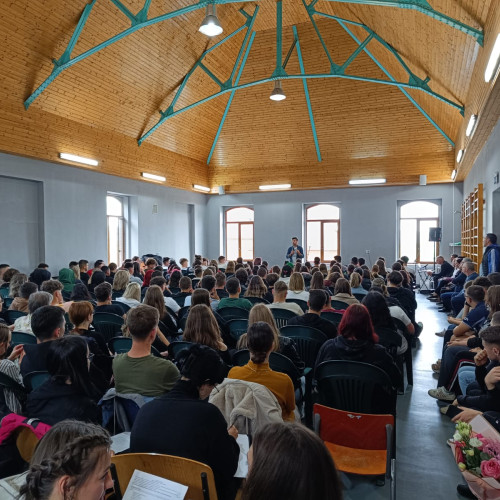 Liceenii din Aiud au avut o discuție cu actorul Bob Rădulescu despre decizii, încredere și scop. Tinerii au aflat povestea vieții actorului și au primit sfaturi pentru gestionarea eșecurilor.