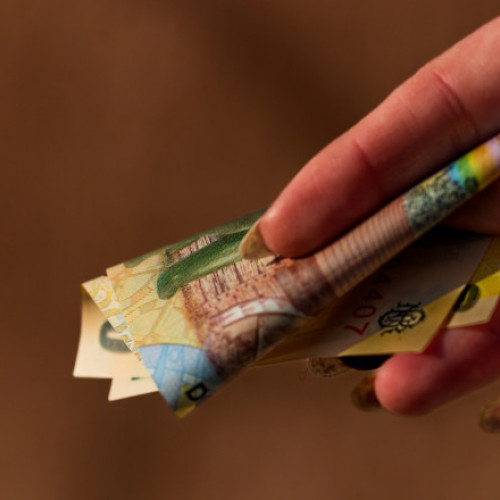 Femeie acuzată că a furat peste 130.000 de lei de la 6 asociații de locatari din Popești Leordeni. Arestată și plasată sub control judiciar pentru falsificarea a 90 de ordine de plată