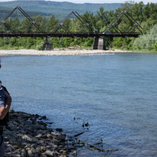 The Economist: Cum a devenit Tisa frontiera disperării. Mii de ucraineni încearcă să treacă „râul morții” ca să ajungă în România