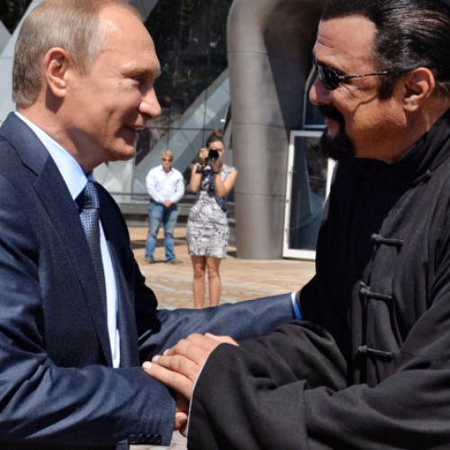 Video Steven Seagal a fost decorat de Putin cu Ordinul Prieteniei. În 2016 actorul a primit și pașaport rusesc