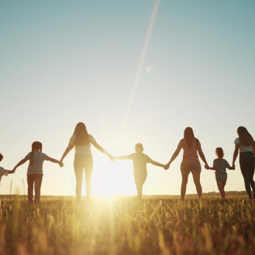 România de mâine, condusă de copiii de azi: Cum văd românii viitorul țării și ce probleme ar putea să-i afecteze pe tineri (sondaj)