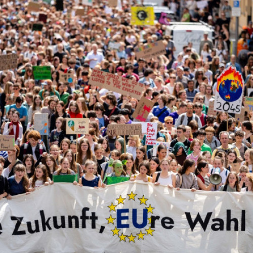 Protest uriaș al activiștilor de mediu în 127 de orașe din UE, înainte de alegerile europarlamentare