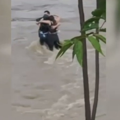 VIDEO. Trei tineri, posibil români, luați de ape în Italia. Căutări disperate ale salvatorilor