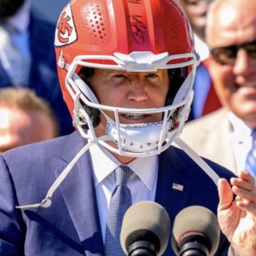 Joe Biden a primit cadou casca echipei Kansas City Chiefs: "Să câştigi de două ori la rând... Îmi place asta"