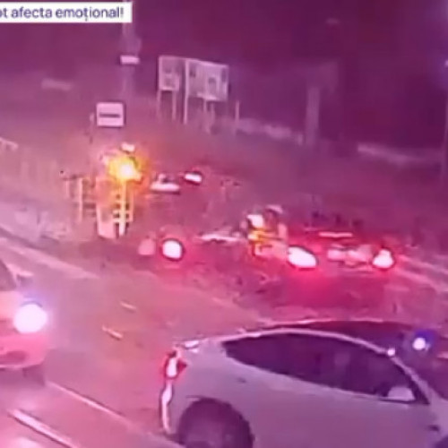 Momentul în care o femeie lovește cu mașina un motociclist cu care se certase în trafic. Imaginile filmate în zonă (VIDEO)