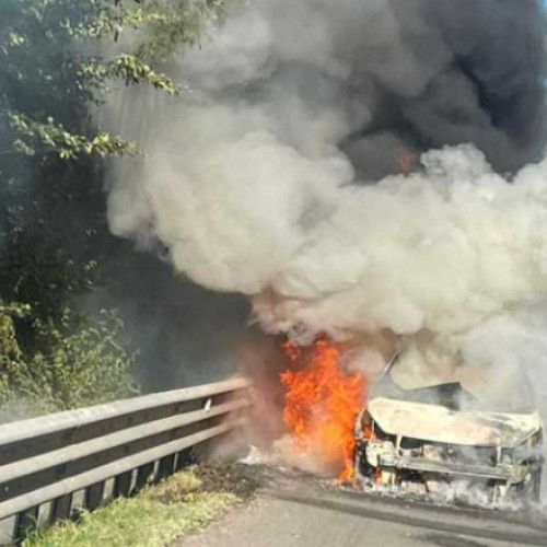 Un autoturism a luat foc în mers, pe autostrada Bucureşti-Piteşti. Şoferul şi pasagerii au reuşit să iasă teferi din maşină 