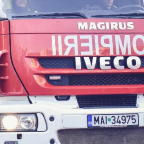 Incendiu puternic într-o clădire din București. Pompierii au intervenit cu opt autospeciale de stingere