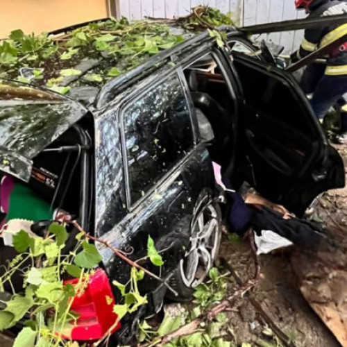 FOTO. Ce a rezultat după impactul unei mașini cu gardul și zidul unei case. Doi tineri au ajuns la spital