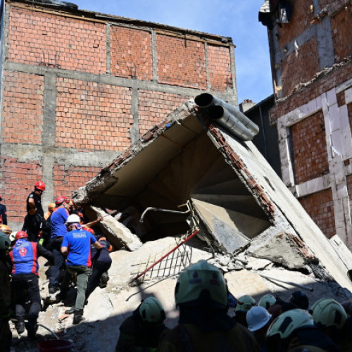 Un bloc de apartamente s-a prăbușit din senin în Istanbul. Un om a murit, alți opt au fost scoși dintre dărâmături cu răni