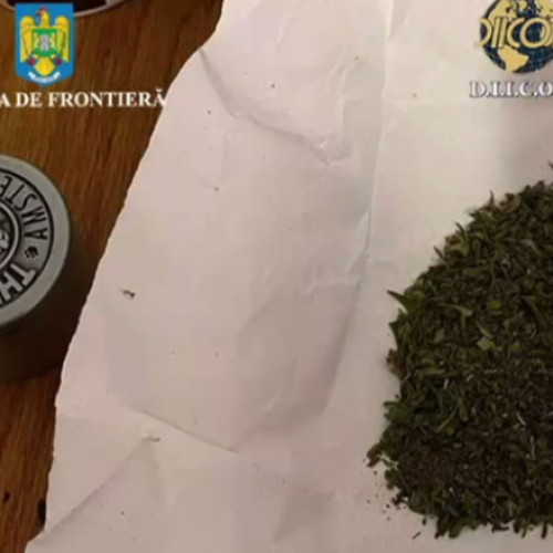 Elev arestat după ce a fost prins că vindea droguri colegilor săi