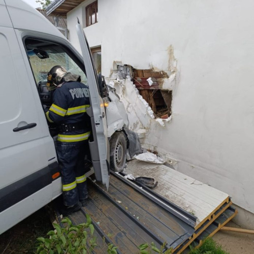 Accidente rutiere în Sucevița: Autoutilitară intrată în casă.