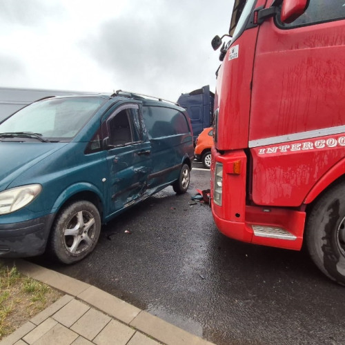 Accident rutier la Alba Iulia, două persoane rănite în urma impactului dintre un autoturism și un TIR. Trafic îngreunat în zonă